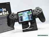 Le portail Yoniq dispose d'un écran incliné et de commandes similaires à celles de la DualShock 2.