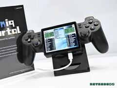 Le portail Yoniq dispose d'un écran incliné et de commandes similaires à celles de la DualShock 2.