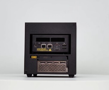 Vue avant du boîtier ITG Cube imprimé en 3D montrant le bouton d'alimentation, les ports USB et le design compact du cube