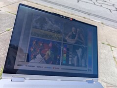 A l'extérieur, sous la lumière du soleil