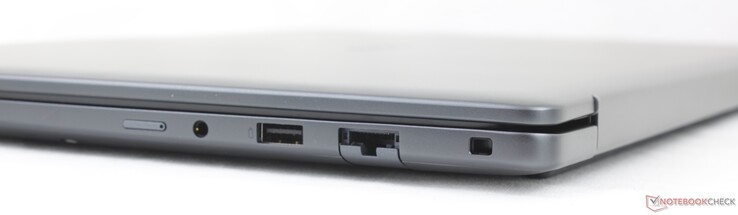 Exemple correct : emplacement pour carte Nano-SIM (en option), prise casque 3,5 mm, port USB-A 3.2 Gen. 1, prise RJ-45 (1 Gbps), verrou Noble
