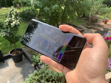 Utilisation du Galaxy S10 5G à l'extérieur en plein soleil.