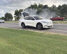 Une photo du Mustang Mach-E en feu (Source de l'image : Chase Roberts ; recadré)