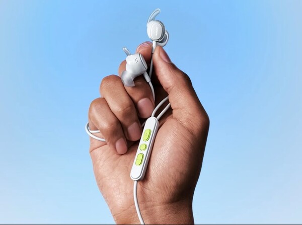 Les écouteurs filaires de Bose sont équipés d’une télécommande intégrée au câble.
