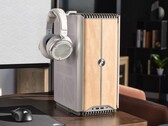 Le Corsair One i500 possède une façade en bois, claire ou foncée. (Image : Corsair)