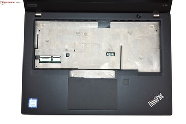 Les repose-poignets avec le clavier enlevé du ThinkPad X390.