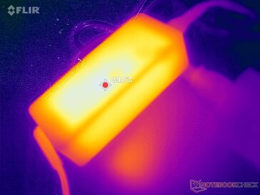 L'adaptateur CA peut atteindre 40°C en cas d'utilisation intensive