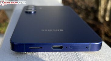 En bas : haut-parleur, USB-C 3.1 Gen 1, microphones, double SIM (source d'image : Manuel Masiero)