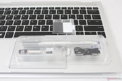 Le stylet WACOM livré avec un passant pour le maintenir, un ficelle, une pile, et trois mines supplémentaires.