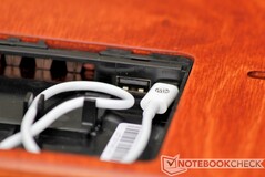 Cette cavité abrite le câble de chargement du chargeur de la montre Apple, ainsi qu'un port USB-A caché
