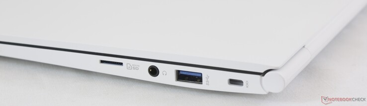 Côté droit : lecteur de carte micro SD, jack 3,5 mm, USB A 3.0, verrou de sécurité Kensington.