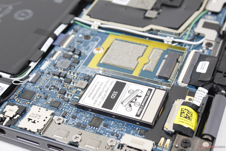 Seuls les SSD PCIe M.2 2242 sont pris en charge. Le disque est en outre protégé par sa propre coque en aluminium