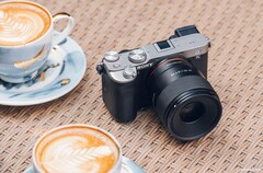 Le dernier objectif plein format de Samyang est censé être relativement petit et léger.