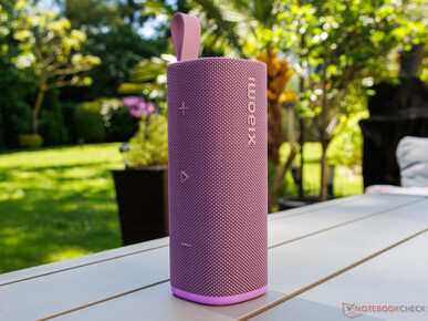 Le Sound Play est placé verticalement sur une table