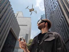 L&#039;Antigravity A1 avec les lunettes FPV et la télécommande Insta360. (Source de l&#039;image : Antigravity)