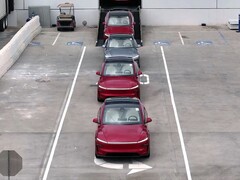 La Model Y 2026 en Ultra Red sortant de l'usine. (Source de l'image : Tesla)
