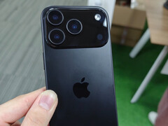 L'unité factice de l'iPhone 17 Pro présente quelques modifications de conception par rapport au modèle actuel de Apple. (Source de l'image : Majin Bu)