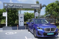 Une BMW électrique à une station de recharge publique en Inde (Source : BMW)