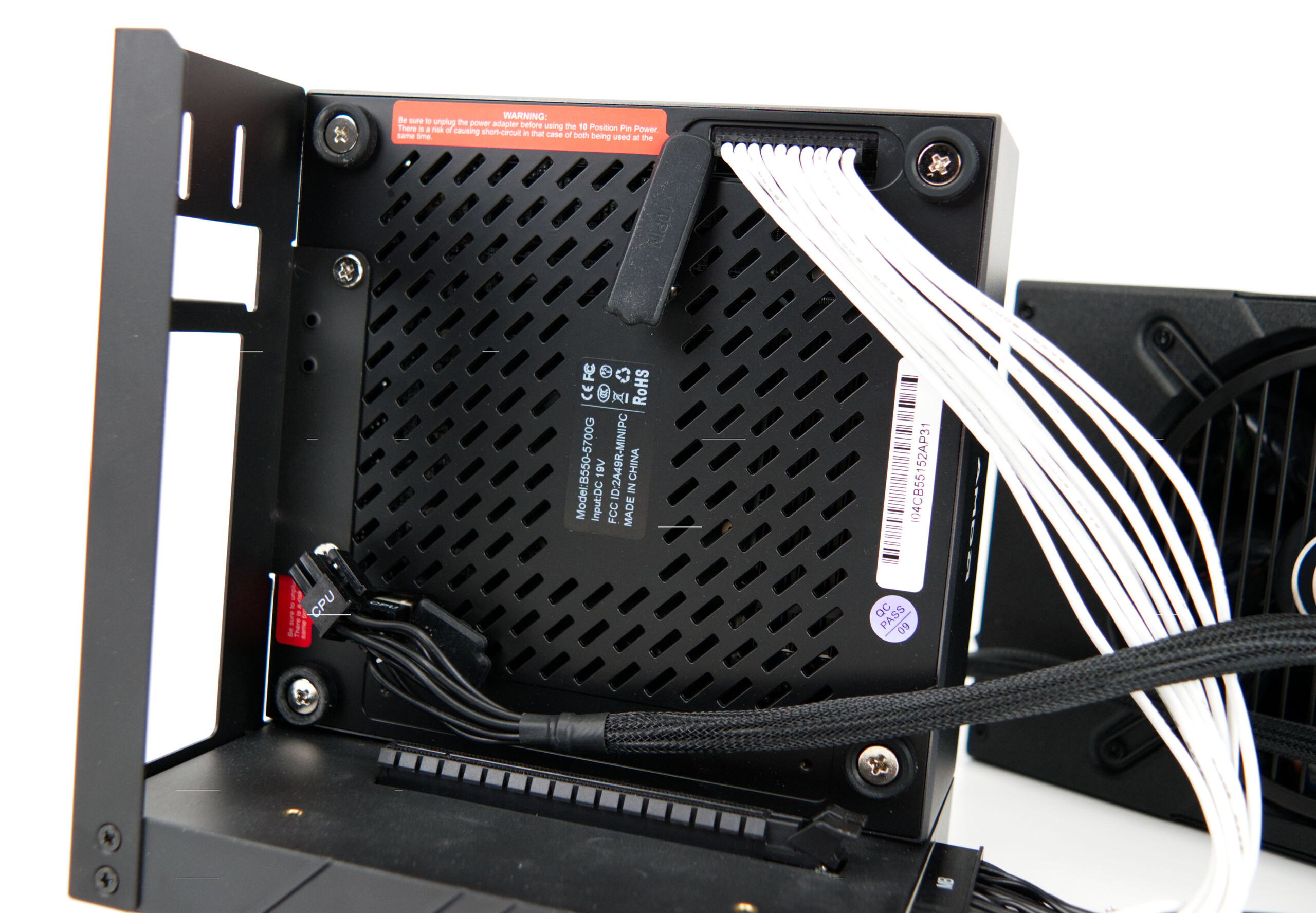 Minisforum Elitemini B550, un mini-PC avec un dock pour carte
