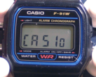 Le Casio A158WA (qui partage le module du Casio F-91W) peut afficher "Casio" sur l'écran, tout comme le plus récent W-217H. (Source de l'image : Wikipedia)