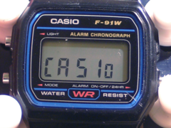Le Casio A158WA (qui partage le module du Casio F-91W) peut afficher &quot;Casio&quot; sur l&#039;écran, tout comme le plus récent W-217H. (Source de l&#039;image : Wikipedia)