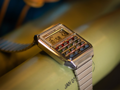 Le Casio CA-500WEBF (photo) est doté d'une série d'éléments de design empruntés au film emblématique Retour vers le futur. (Source de l'image : Casio)