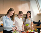 Le DJI Mic Mini 2S en pleine action lors de l'enregistrement d'une émission culinaire.