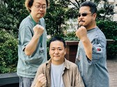 Yonemori Ikeda et Harada, anciens responsables du développement de la série Tekken, lèvent le poing pour une photo