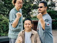 Yonemori Ikeda et Harada, anciens responsables du développement de la série Tekken, lèvent le poing pour une photo