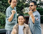 Yonemori Ikeda et Harada, anciens responsables du développement de la série Tekken, lèvent le poing pour une photo