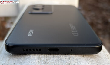 En bas : haut-parleur, port USB-C et microphone