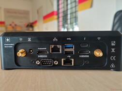 Arrière (de gauche à droite) : Port d'antenne Wi-Fi, alimentation, UHD HDMI protégé, VGA, 2x RJ-45, USB 3.1 Type-A, USB 2.0 Type-A, Thunderbolt 3, HDMI, port d'antenne Wi-Fi.