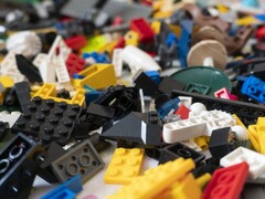 Une image montrant des briques LEGO éparpillées sur le sol (Source de l&#039;image : nikitozawr - Pixabay)