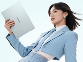 L'ordinateur portable LCD Xiaoxin Air 14 2026 est désormais disponible en Chine. Sur la photo : une image promotionnelle mettant en avant la légèreté de l'appareil.