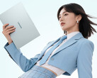 L'ordinateur portable LCD Xiaoxin Air 14 2026 est désormais disponible en Chine. Sur la photo : une image promotionnelle mettant en avant la légèreté de l'appareil.