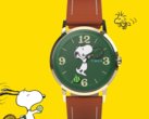La montre Peanuts x Timex Marlin à remontage manuel est dotée d’un cadran vert et d’aiguilles ludiques sur le thème du tennis.
