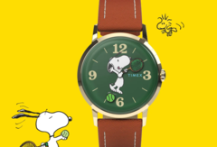 La montre Peanuts x Timex Marlin à remontage manuel est dotée d’un cadran vert et d’aiguilles ludiques sur le thème du tennis.