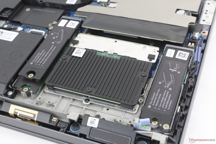 Les deux emplacements pour SSD M.2 2280 sont adjacents au module CAMM2