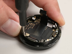 La Pixel Watch 4 obtient une note de 9 sur 10 en matière de réparabilité. Photo : intérieur de la smartwatch. (Source de l'image : iFixit)