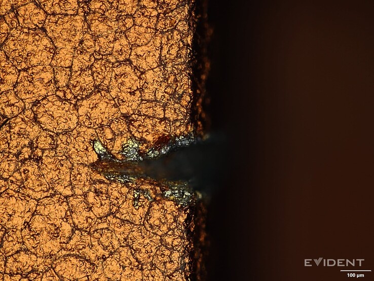 Image montrant l'aspect de ces rayures au microscope numérique (Source : iFixit)