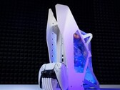 Il s'agit probablement de la première console de jeu Sony PS5 refroidie par liquide au monde. (Image : Modding Cafe/YouTube)