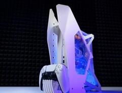 Il s'agit probablement de la première console de jeu Sony PS5 refroidie par liquide au monde. (Image : Modding Cafe/YouTube)