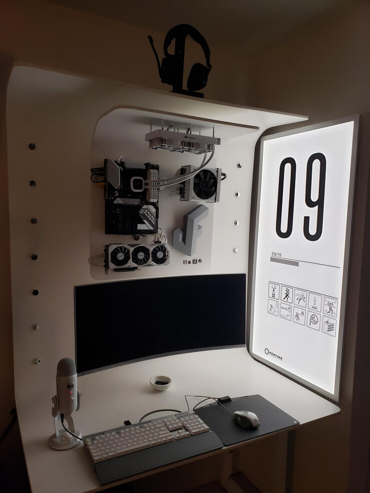 (Image source : u/justinfogarty via r/battlestations)