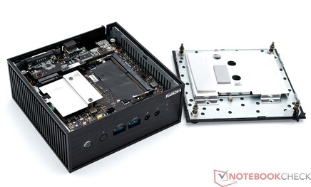 L'Asus ExpertCenter PN42 avec la plaque de fond enlevée