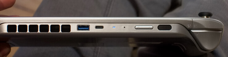 USB Type-A, USB Type-C (4.0 avec DisplayPort et PowerDelivery)