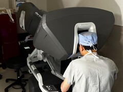 La première transplantation cardiaque robotisée aux États-Unis ouvre de nouvelles perspectives chirurgicales. Sur la photo : Le Dr Kenneth Liao utilisant le même robot chirurgical que celui utilisé pour l'opération (Source de l'image : BCM)