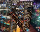 Cette grande plateforme de minage de crypto-monnaies comprend deux cartes LHR RTX 3060 Ti ainsi que des cartes Nvidia et AMD. (Image source : Reddit u/miner69niner - édité)