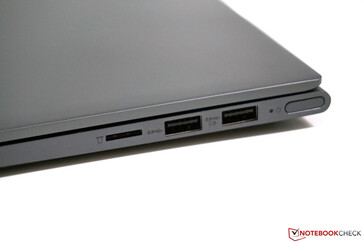 Côté droit : lecteur de carte micro SD, 2 USB A 3.1 Gen 1 (1 alimenté), bouton de démarrage.