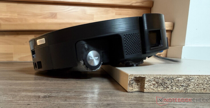 Ecovacs Deebot X11 OmniCyclone monte une marche de 2,4 cm de haut
