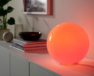 Une ampoule intelligente IKEA Kajplats dans une lampe IKEA Fado. (Source de l'image : IKEA)